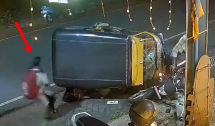 Chetana的女兒剛好從補習班離開,眼見媽媽被重壓,立即飛奔上前。(X)