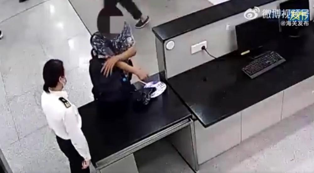 現場關員發現其神情可疑,並有意用背包遮擋腹部,遂將其攔截。(微博)