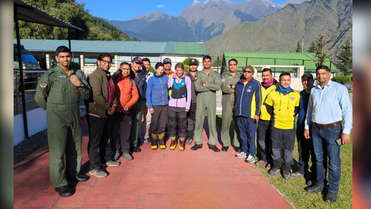 Michelle與Fay獲救後。(X)