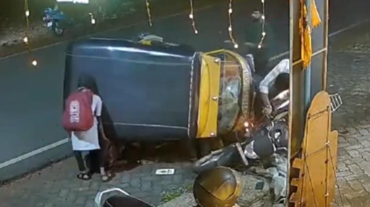 女孩使出全身氣力抬起三輪機車,司機亦幫忙將三輪機車扶起,多人合力將媽媽送醫治療。(X)