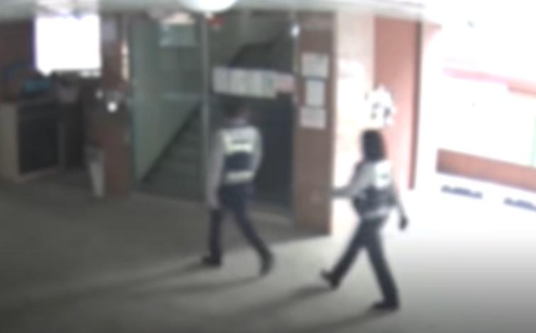 仁川論峴警察署派出1名配槍和警棍的男警,以及1名配有電槍和警棍的女警前往處理。(YouTube)