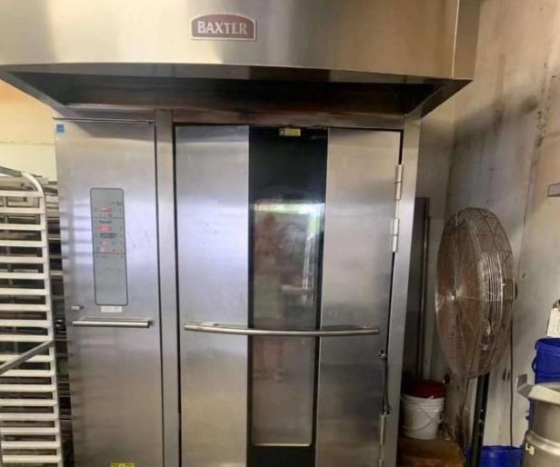 有員工在一座可讓人進出的巨型焗爐內發現一具屍體。(X)