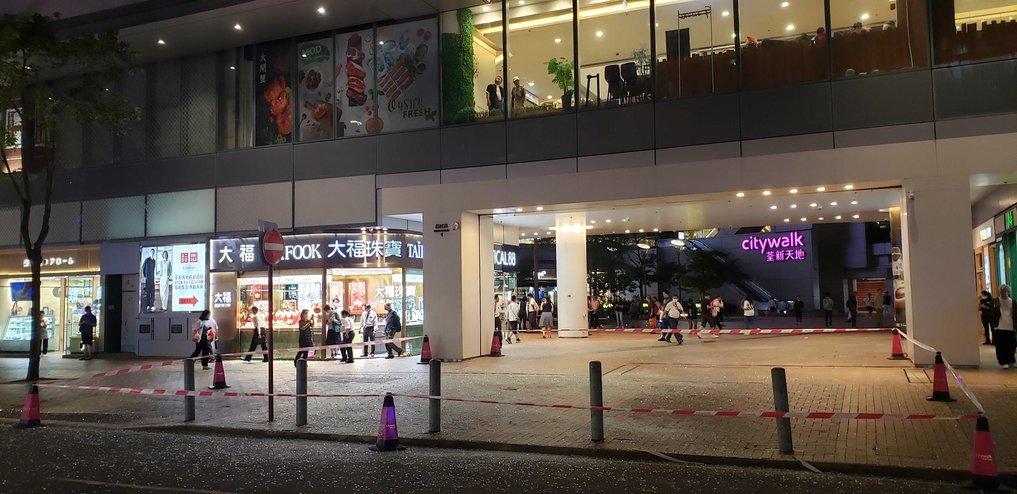 屋宇署指,上址面向禾笛街位於5樓外牆的玻璃飾面有一幅約3米乘2米的玻璃破裂。(香港交通及突發事故報料區@FB)