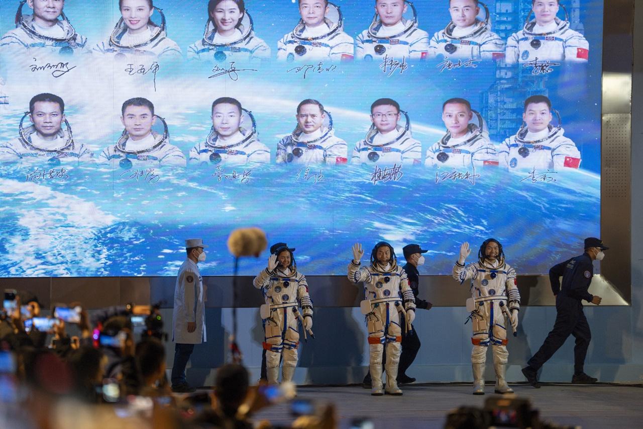 酒泉衛星發射中心問天閣圓夢廣場之前舉行出征儀式。(AP)