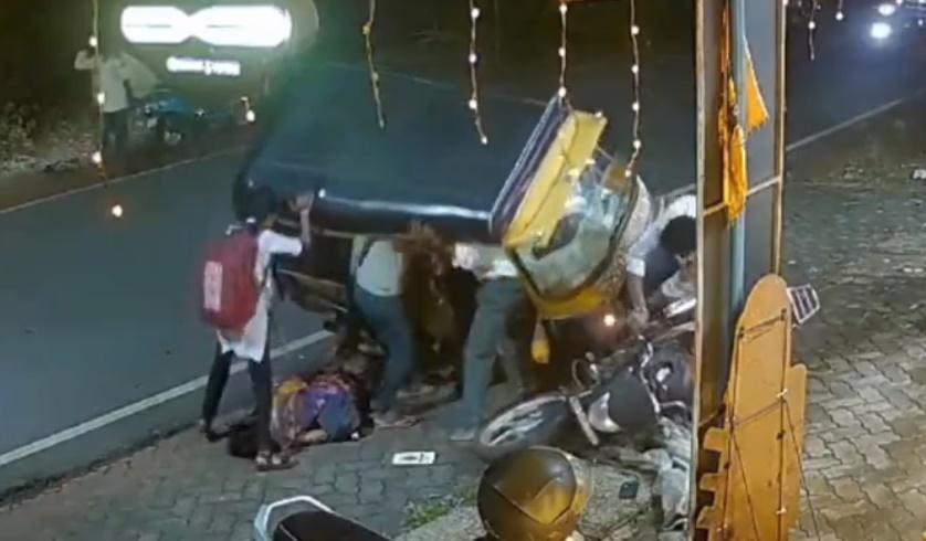 女孩使出全身氣力抬起三輪機車,司機亦幫忙將三輪機車扶起,多人合力將媽媽送醫治療。(X)