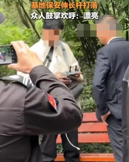 公安機關已依法對張某某給予行政處罰,熊貓基地決定禁止其終身進入園區(包括熊貓谷)參觀。(微博)