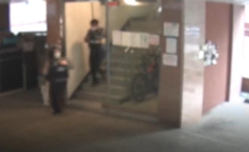 男警跟著女警掉頭一起逃跑。(YouTube)