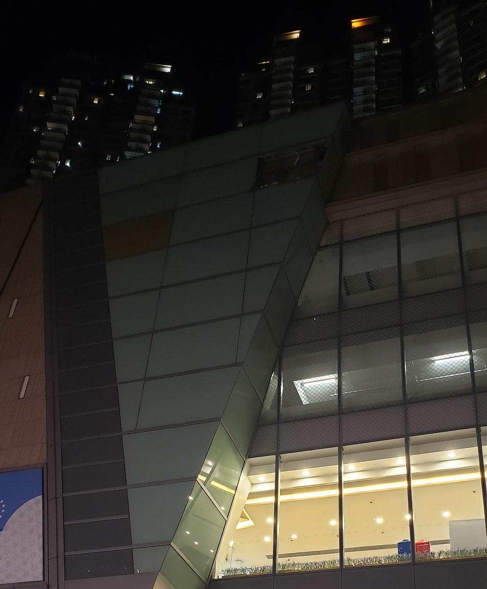 屋宇署指,上址面向禾笛街位於5樓外牆的玻璃飾面有一幅約3米乘2米的玻璃破裂。(香港交通及突發事故報料區@FB)