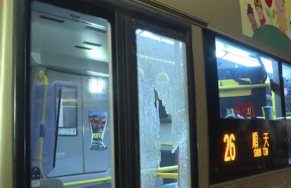 男子使用俗稱「尿袋」的外置充電器及利器擊碎車門玻璃。(電視截圖)