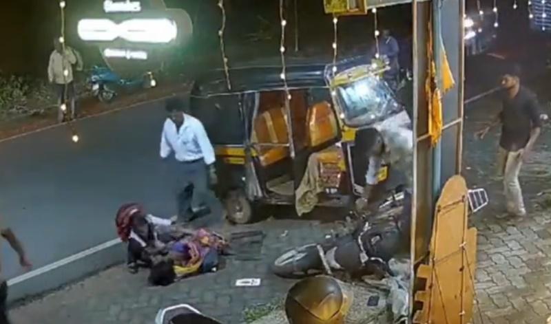 女孩使出全身氣力抬起三輪機車,司機亦幫忙將三輪機車扶起,多人合力將媽媽送醫治療。(X)