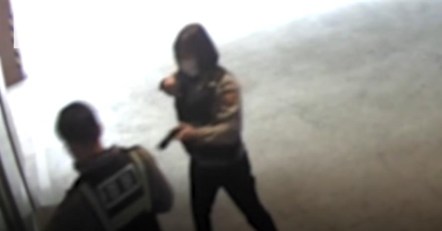 最終男戶主徒手奪刀將男疑犯制服,2警在樓下從身上取出警棍和電槍後,才上樓向疑犯補射電槍並上銬。(YouTube)