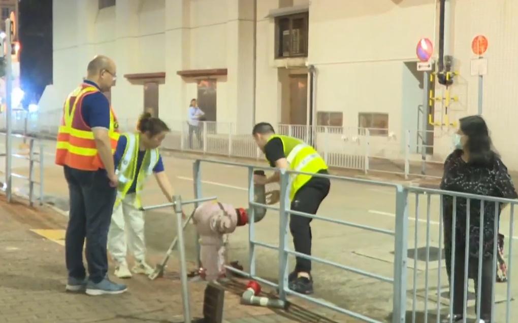 水務署派員到場了解,並安排兩部水車及18個水箱為居民提供臨時食水供應。(電視截圖)