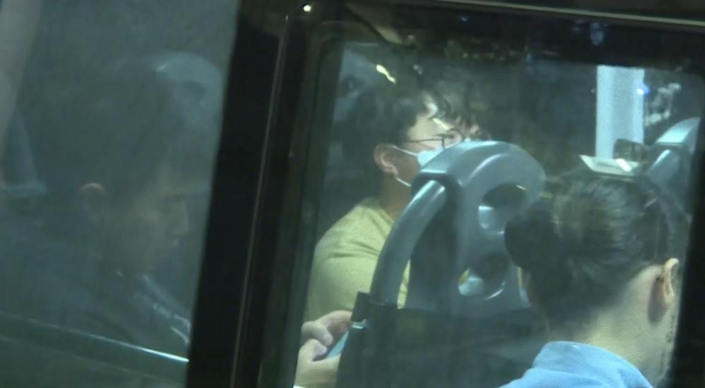 的士司機報稱嘴角流血,登上警車協助調查。(電視截圖)