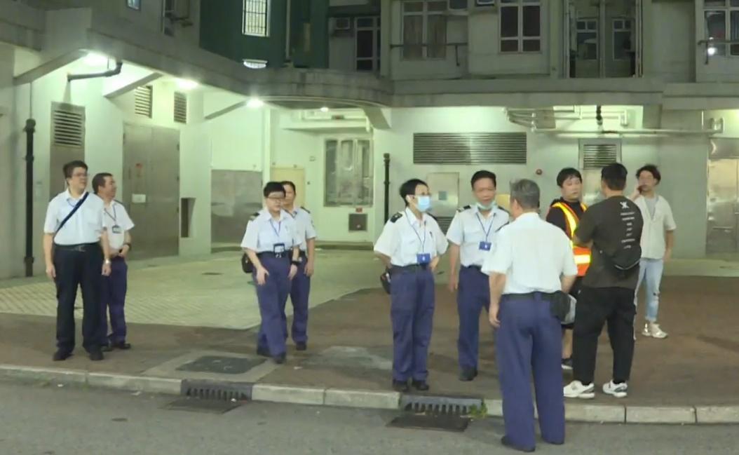 水務署派員到場了解,並安排兩部水車及18個水箱為居民提供臨時食水供應。(電視截圖)