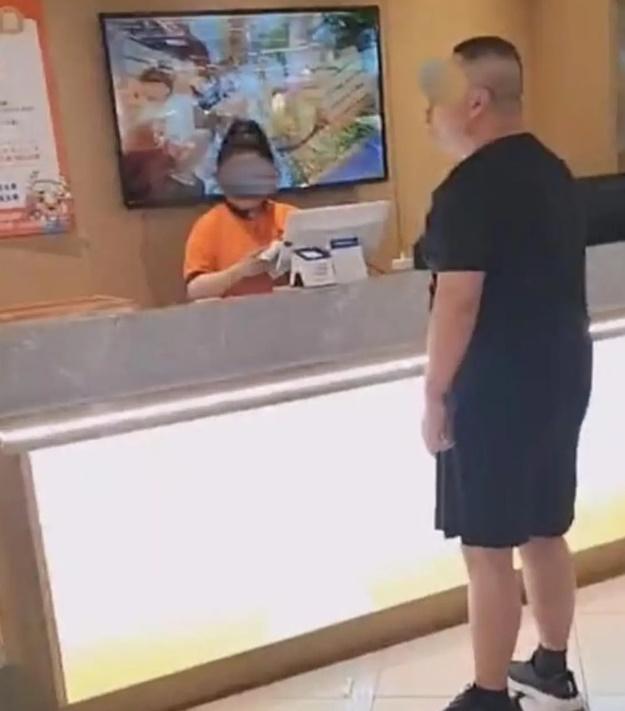 劉先生要求服務員將老板叫出來,並向自己道歉。(微博)