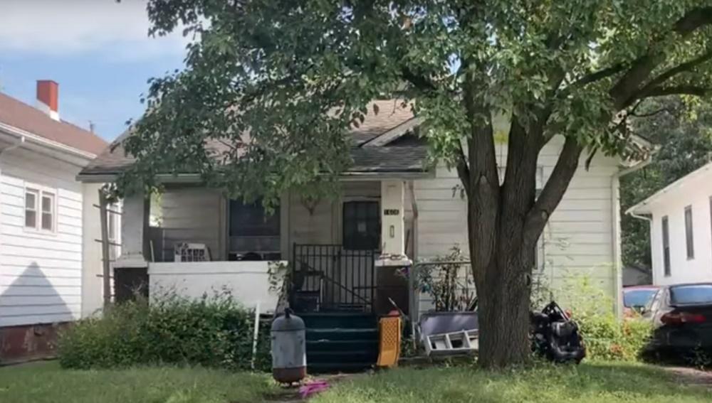 男嬰被老鼠嚴重咬傷,全身有逾50處傷口,右手每隻指頭肉都被咬去,更有指頭被咬至見骨。(YouTube)