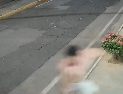 Giovanny遇害前嘗試衝入家門。(X)