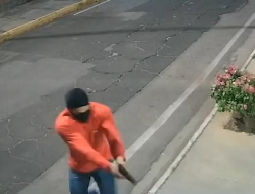 疑兇竟然是一名35歲的警察,於事發幾日後已落網。(X)