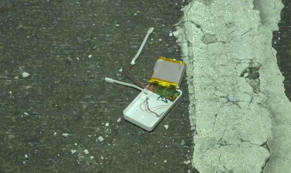 現場遺下一個損毀的「尿袋」。(電視截圖)