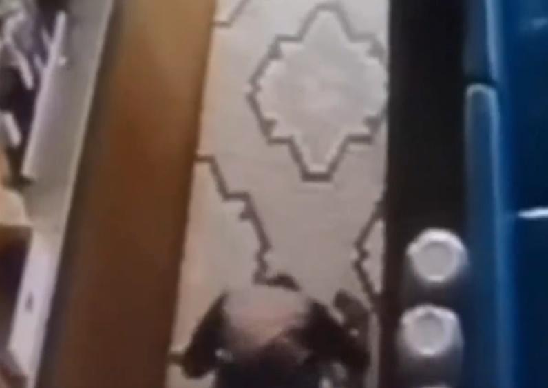 被問為何每偷一間店就向店叩頭,男疑犯則稱時帶著酒意,想到就做。(微博)