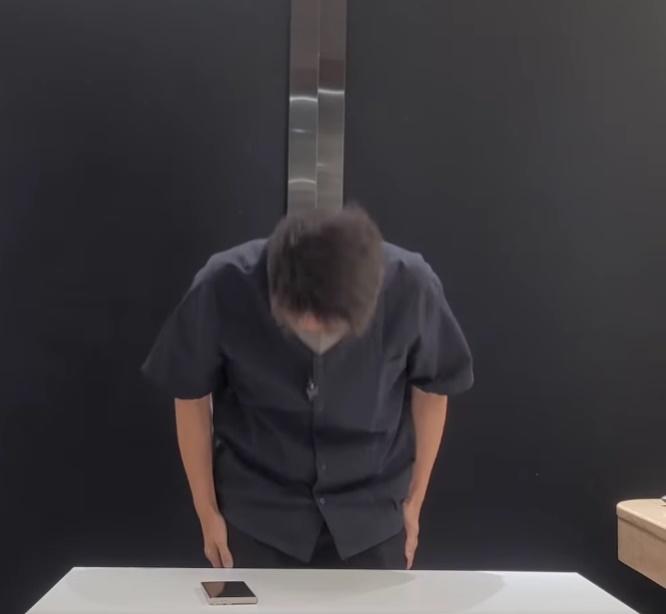 該設計總監在片中3次鞠躬致歉。(品味.空間 Taste Interior Design @FB)