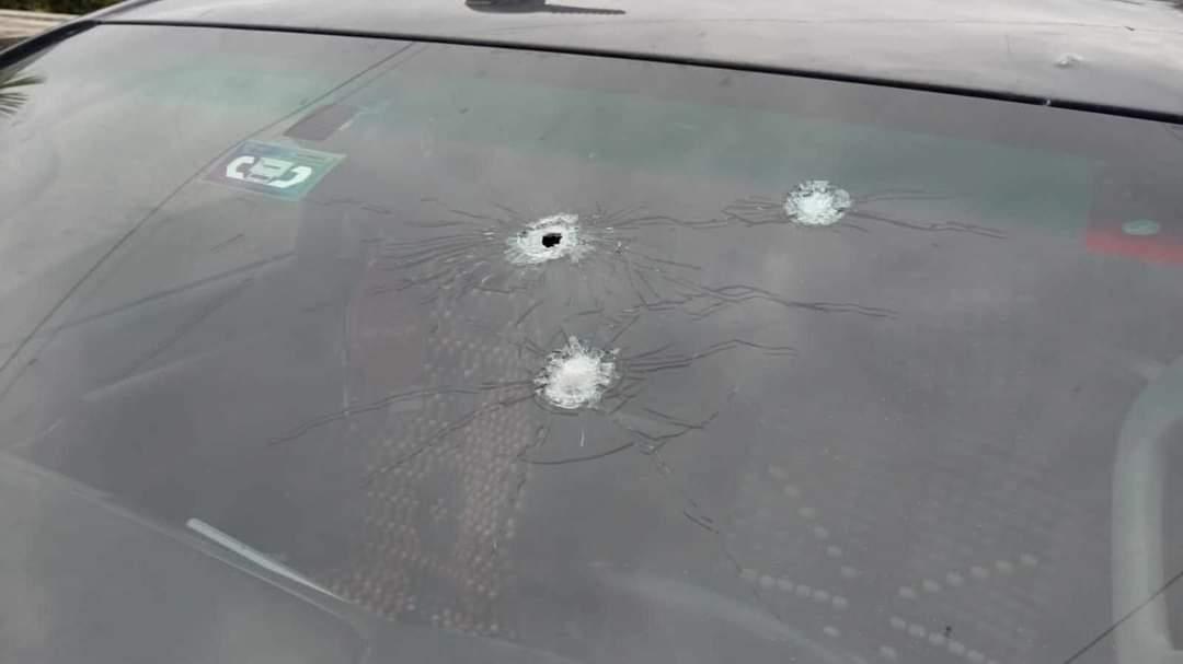 檔風玻璃有至少3個彈孔。(X)