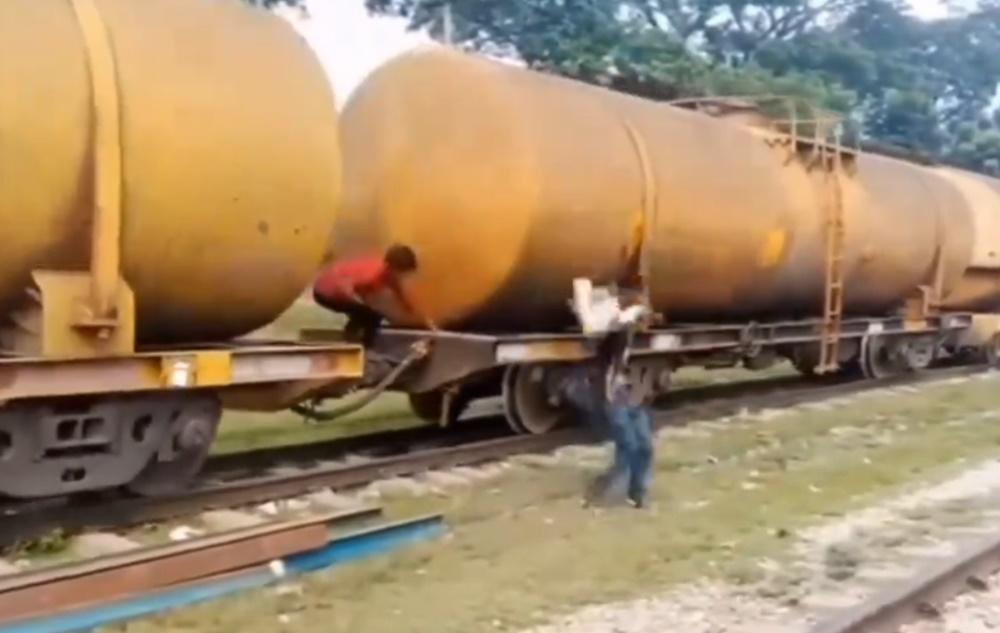 首名白衣男子成功跳到路軌旁的碎石地。(X)