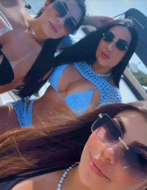 一群男女在豪華遊艇開派對後,分批搭快艇離開。(X)