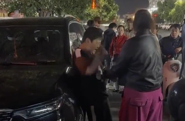 男童居然先下手為強打女車主的手,女車主隨即斥罵,男童吃驚立即道歉。(微博)