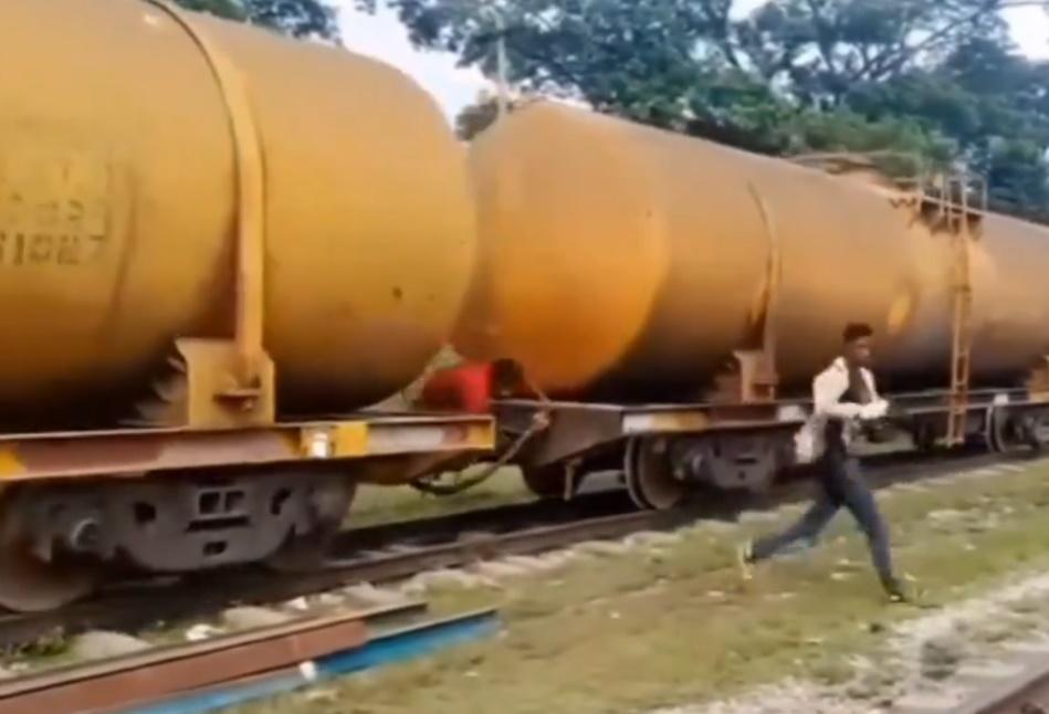 後方身穿紅衣的男子卻猶疑不決,不慎失足滑落。(X)