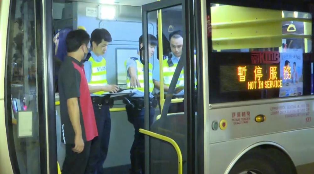 巴士司機及事主友人在場協助調查。(電視截圖)