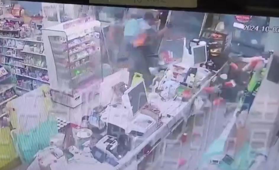 兩幅大門瞬間就被吹毀,3人隨即被撞至彈飛一旁。(X)