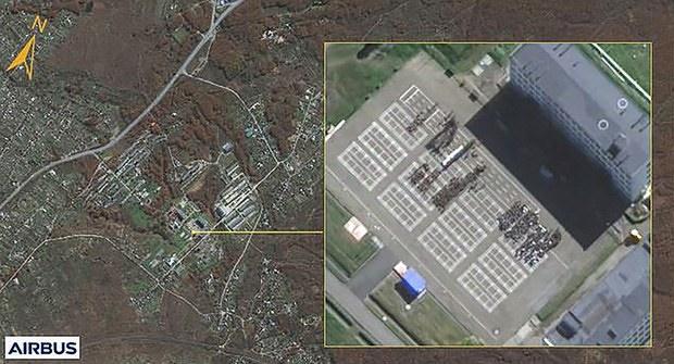 南韓國家情報院21日發布攝於本月16日詳細的衛星圖像,顯示北韓軍隊在俄羅斯烏蘇里斯克一個軍事設施內集結。(南韓國家情報院)