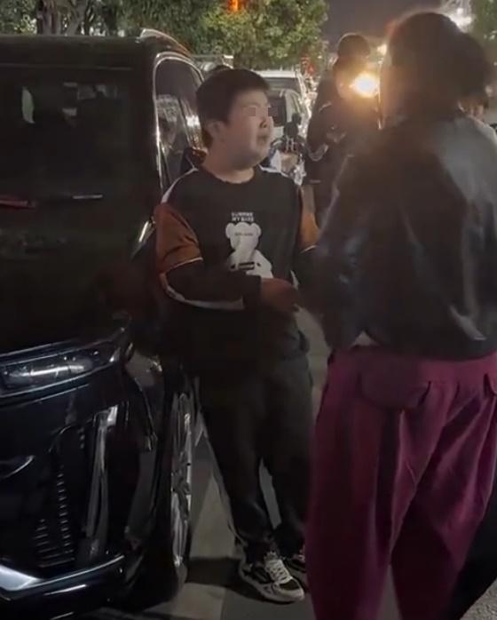 女車主氣憤:「你上我車還敢打我,(但)我不可能打你。」(微博)