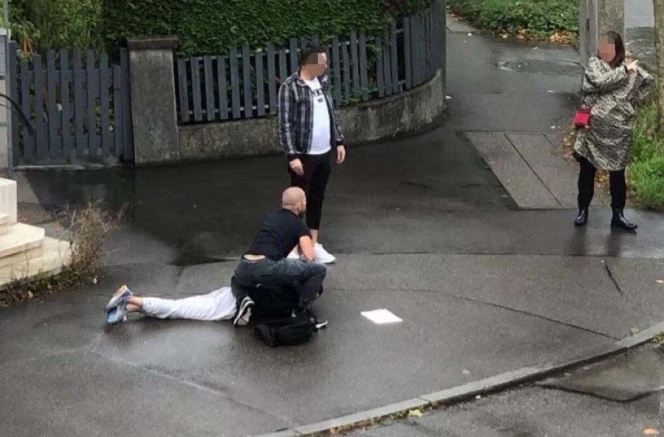 女職員在路人協助下制服疑犯。(X)