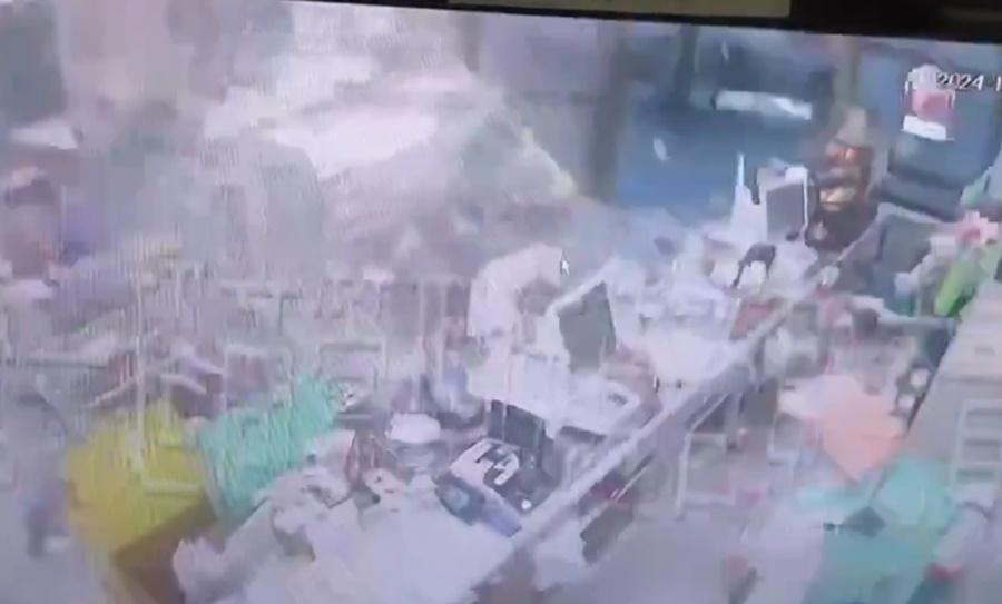 碎片雜物被強風捲起四散亂飛,猶如爆炸場面。(X)