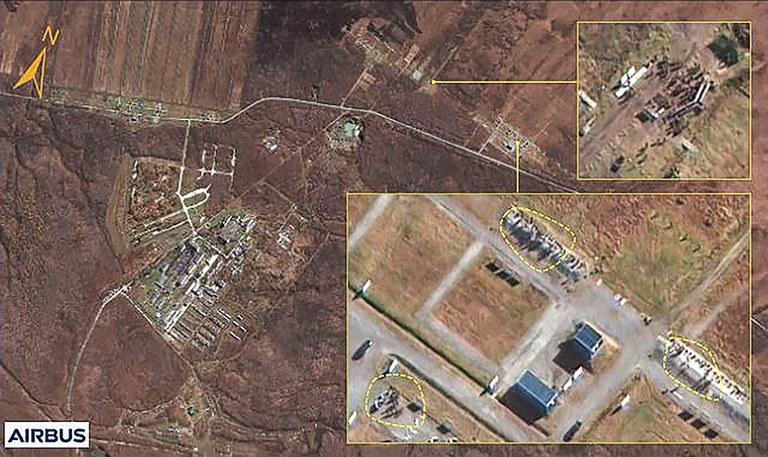 南韓國家情報院21日發布攝於本月16日詳細的衛星圖像,顯示北韓軍隊在俄羅斯烏蘇里斯克一個軍事設施內集結。(南韓國家情報院)