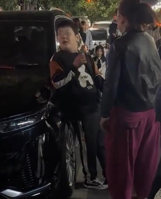 男童不時左顧右盼,邊哭邊說。(微博)