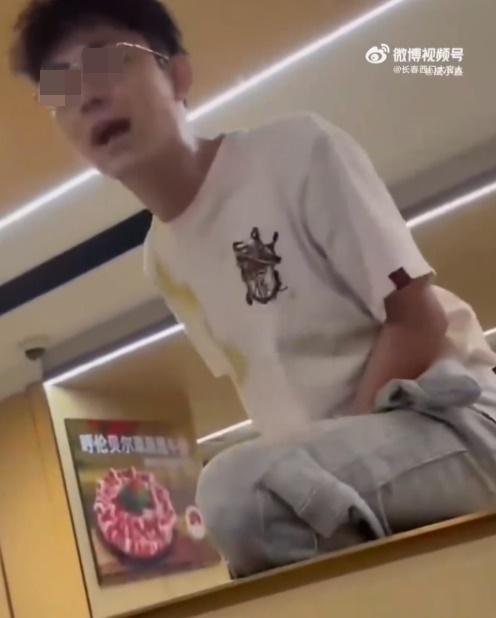 自稱「香港大律師」的陌生男子。(微博)