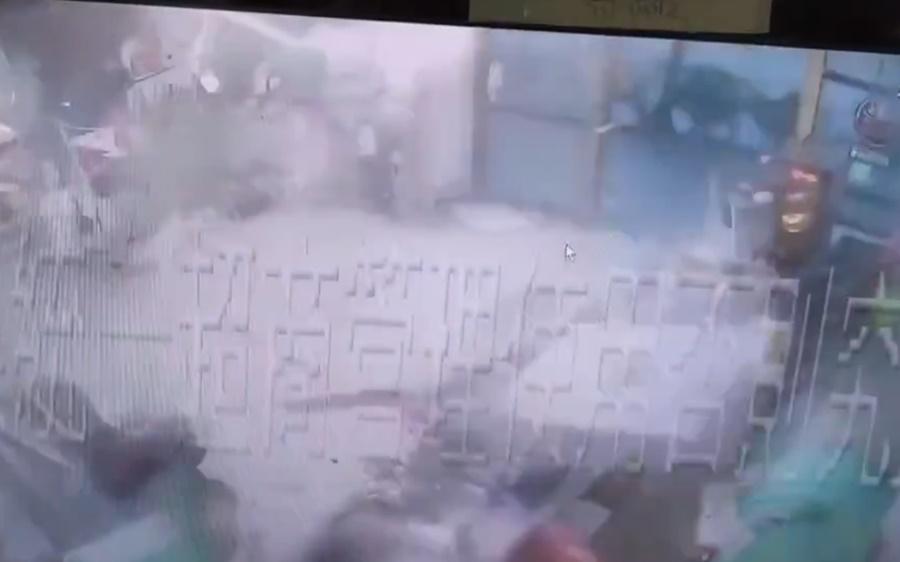 現場轉眼已被肆虐得如廢墟,驚悚駭人。(X)