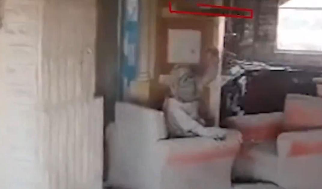 辛瓦爾獨自逃入一棟被炸毀的建築物時,手部受傷,向無人機投擲木棍。(X)