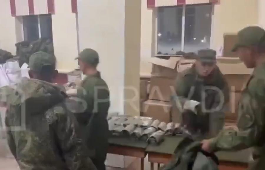 影片顯示,一批亞洲臉孔據指為北韓士兵在排隊領取裝備。(X)