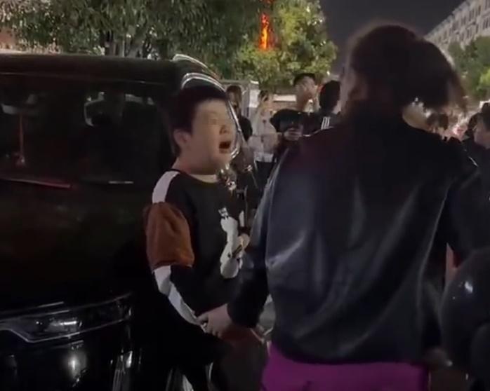 男童向車主咆吼:「我還得上學」。(微博)
