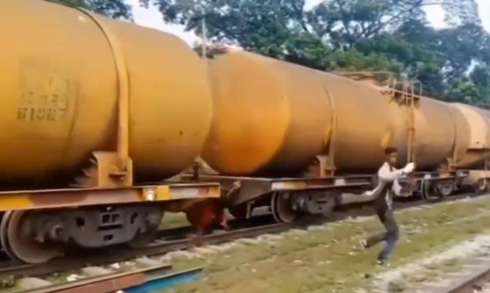 紅衣男子倒在路軌上,下秒就被火車直接攔腰輾過。(X)