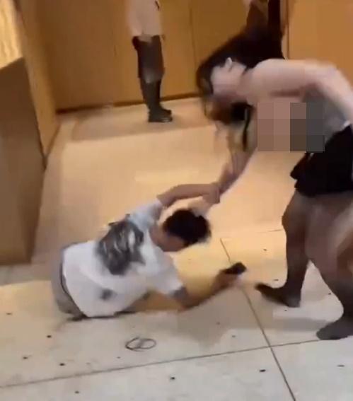 「姜顏」身高有優勢,扯著男子頭髮暴打。(微博)