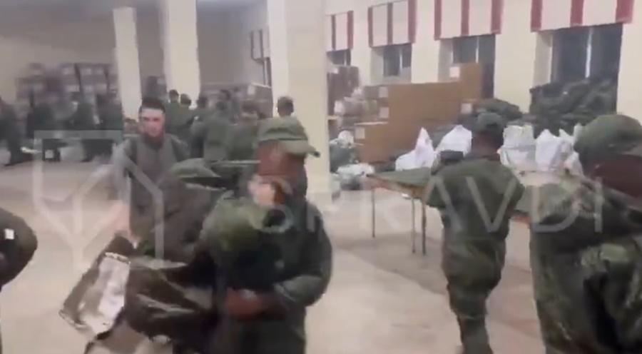 影片顯示,一批亞洲臉孔據指為北韓士兵在排隊領取裝備。(X)