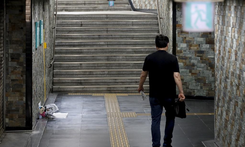 由於死者負責清掃該段地下通道,不少商家都指出曾經見過兩人發生衝突。(網上圖片)