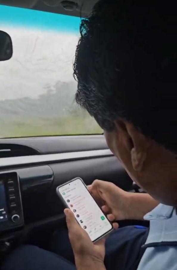 莫拉萊斯用手機聯絡他人。(X)