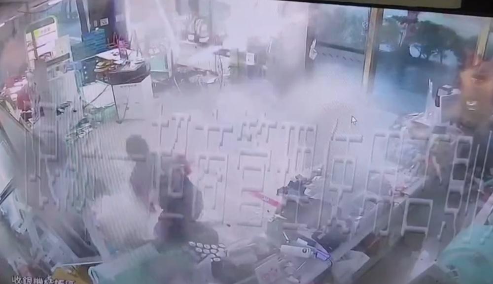 影片尾段可見雜物堆中兩名男職員先後爬出,惟片帖文未有交待各職員情況。(X)