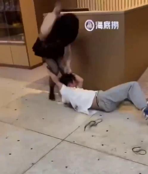 「姜顏」身高有優勢,扯著男子頭髮暴打。(微博)